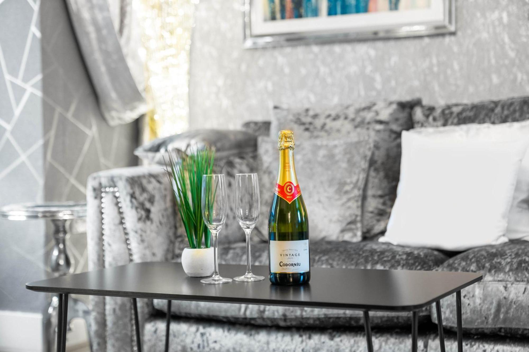 Luxury 1 Bed Flat With Parking 11K - Top Rated - Netflix - Wifi - 70 Inch Smart Tv - Birmingham City Centre - Tv In Bedroom - Top Rated ภายนอก รูปภาพ