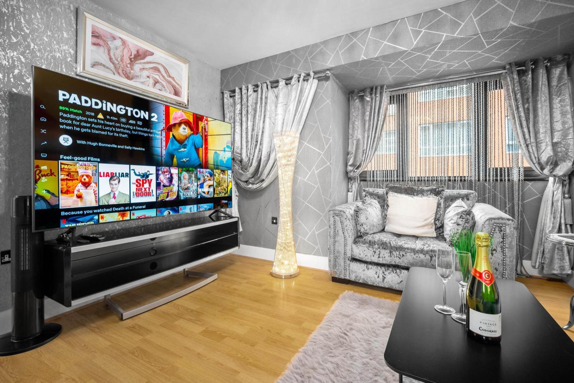Luxury 1 Bed Flat With Parking 11K - Top Rated - Netflix - Wifi - 70 Inch Smart Tv - Birmingham City Centre - Tv In Bedroom - Top Rated ภายนอก รูปภาพ
