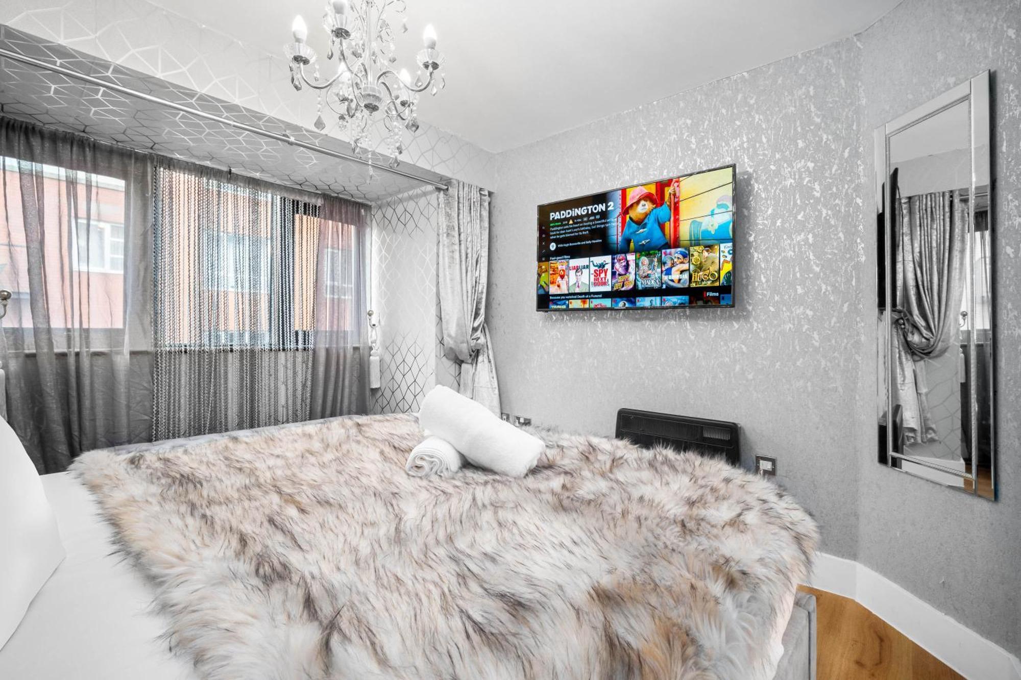 Luxury 1 Bed Flat With Parking 11K - Top Rated - Netflix - Wifi - 70 Inch Smart Tv - Birmingham City Centre - Tv In Bedroom - Top Rated ภายนอก รูปภาพ
