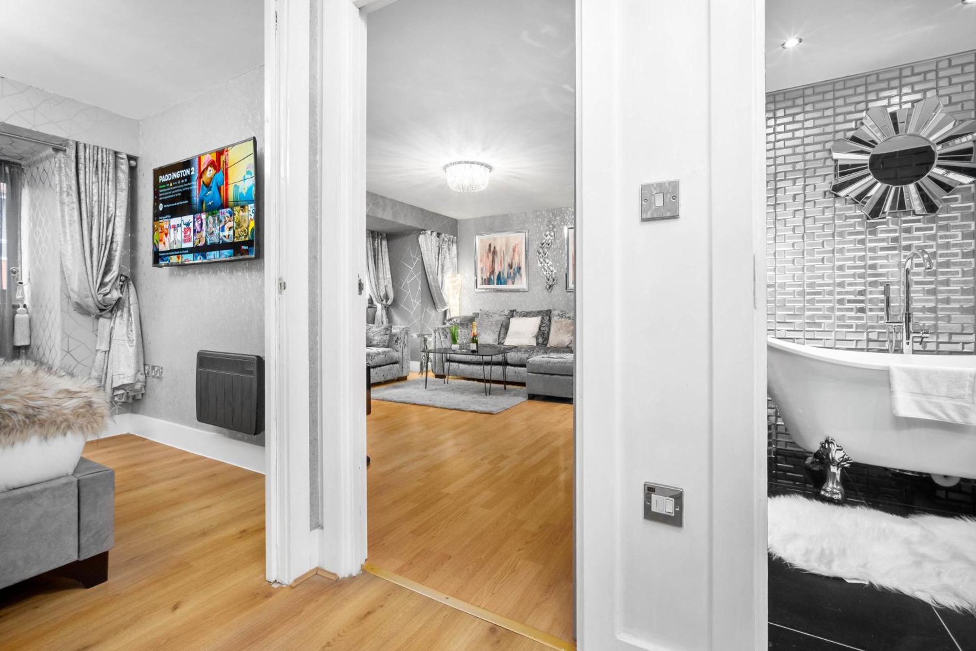 Luxury 1 Bed Flat With Parking 11K - Top Rated - Netflix - Wifi - 70 Inch Smart Tv - Birmingham City Centre - Tv In Bedroom - Top Rated ภายนอก รูปภาพ