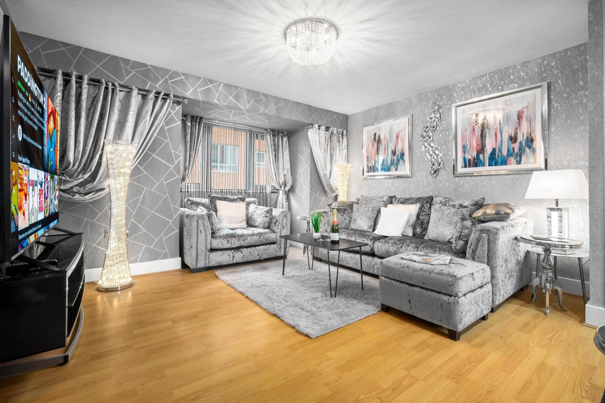 Luxury 1 Bed Flat With Parking 11K - Top Rated - Netflix - Wifi - 70 Inch Smart Tv - Birmingham City Centre - Tv In Bedroom - Top Rated ภายนอก รูปภาพ
