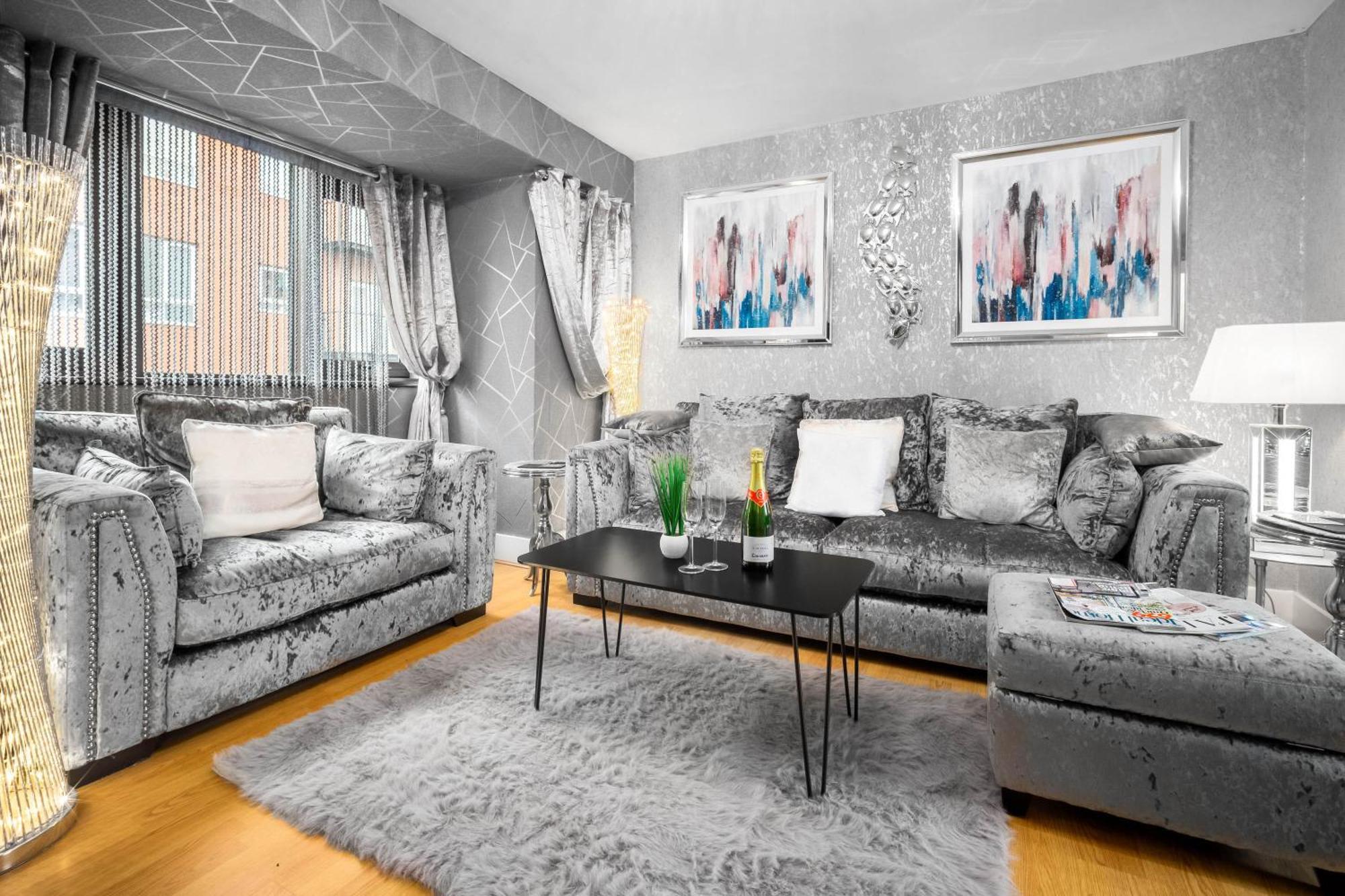 Luxury 1 Bed Flat With Parking 11K - Top Rated - Netflix - Wifi - 70 Inch Smart Tv - Birmingham City Centre - Tv In Bedroom - Top Rated ภายนอก รูปภาพ